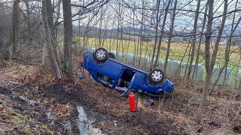 nehoda sušice dnes|Auto u Hrádku skončilo na střeše, posádce se nic。